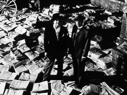 Welles (a la izquierda), con Joseph Cotten, en una de las imágenes más conocidas del rodaje de 'Ciudadano Kane' (1941), una de sus grandes obras maestras.