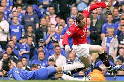 Ferreira entra con dureza a Rooney y le provoca la lesión en el Chelsea-Manchester del sábado.
