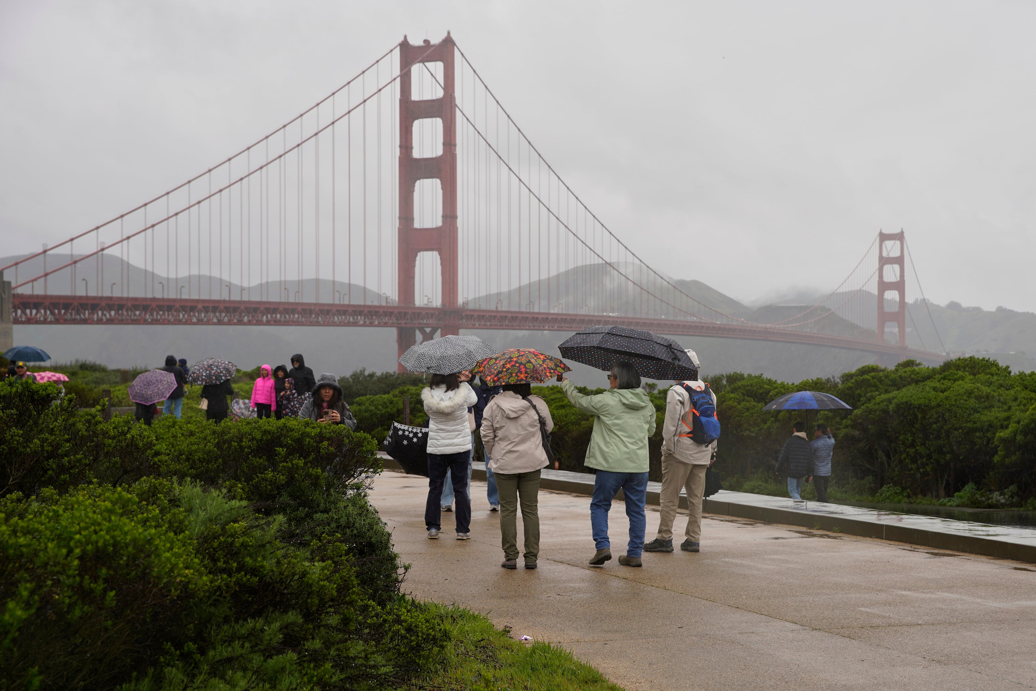 Un poderoso temporal invernal golpea California con nevadas intensas y lluvias torrenciales desde la costa hasta la Sierra Nevada