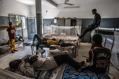 Un grupo de niños en un centro de acogida de menores de Cruz Roja en Canuya en Bamako, capital de Mali. Allí, niñas y niños con experiencias migratorias frustradas, encuentran un espacio de cuidado y protección.