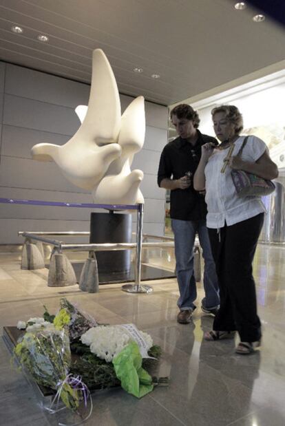 Ofrenda floral en el aeropuerto de Barajas.