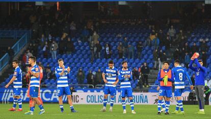 Jugadores del Deportivo tras la derrota de este domingo en Riazor.