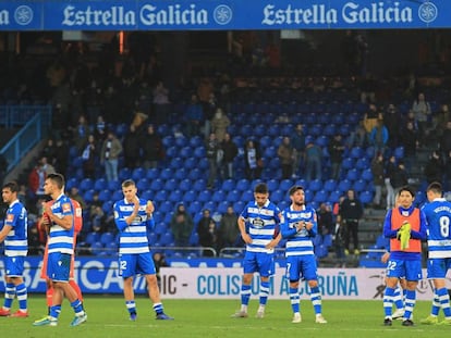 Jugadores del Deportivo tras la derrota de este domingo en Riazor.