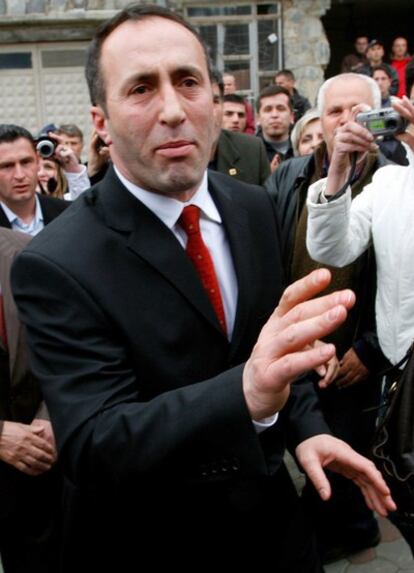 El exprimer ministro de Kosovo, Ramush Haradinaj, en una foto de 2008 en Pristina, rodeado por sostenedores