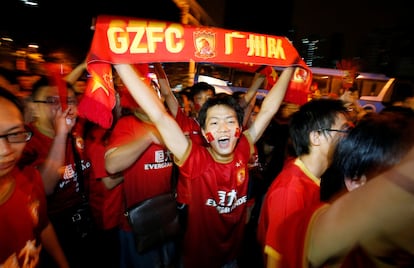 Aficionados del Guangzhou Evergrande celebran el título de la Champions de Asia en 2013.