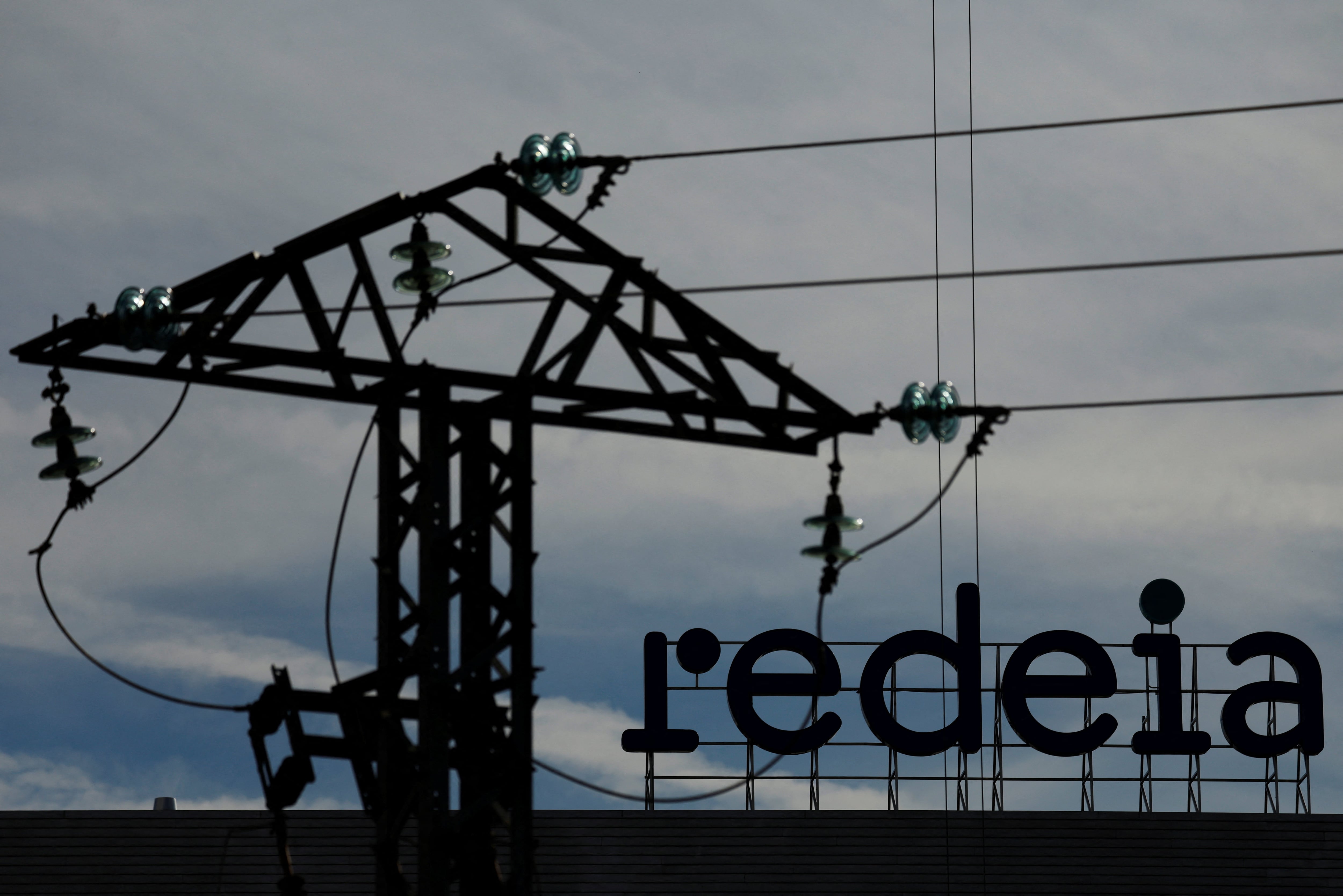 Logotipo de la empresa española operadora de la red eléctrica Redeia en Madrid.