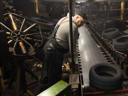 Línea de producción de la factoría de neumáticos Continental en Aachen, Alemania.