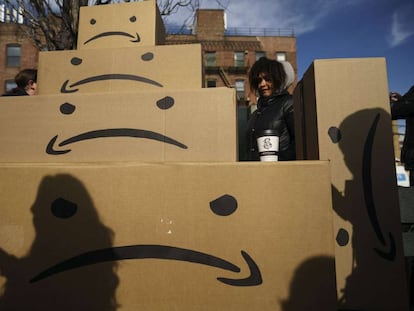 Protestas contra la llegada de Amazon, invirtiendo su logo, en Nueva York.