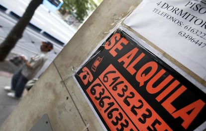 Carteles de alquiler de viviendas en Madrid, en una imagen de archivo.