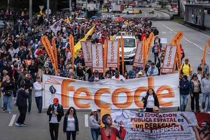 Una multitud de integrantes de la Fecode camina por la Calle 26.