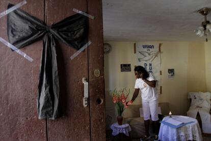 Berta Soler, una de las líderes de las Damas de Blanco, habla por teléfono en la sala donde se ha habilitado un libro de condolencias, en La Habana.