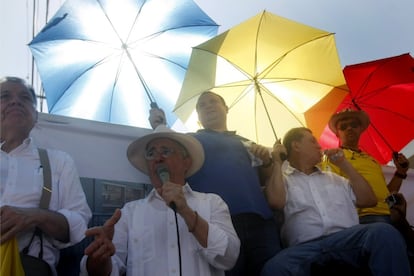 -FOTODELDIA- BOG106. CARTAGENA (COLOMBIA), 26/09/2016.- El senador y expresidente colombiano Álvaro Uribe Vélez (c-i) y el exprocurador Alejandro Ordóñez Maldonado (i) participan hoy, lunes 26 de septiembre de 2016, en una concentración en contra del plebiscito y de la firma del acuerdo de paz en Cartagena (Colombia). La marcha se realiza mientras varios Jefes de Estado, el rey Juan Carlos y directores de organismos multilaterales, como el secretario general de la ONU, Ban Ki-moon, están en la ciudad para apadrinar hoy la firma del acuerdo de paz del Gobierno colombiano con las Fuerzas Armadas Revolucionarias de Colombia (FARC). EFE/Christian Escobar Mora