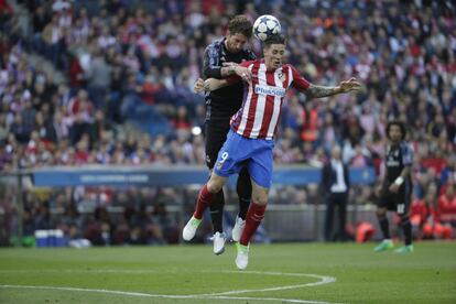 Fernando Torres (d) y Sergio Ramos cabecean el balón.