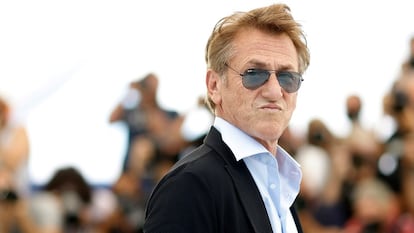 A finales de julio, el actor Sean Penn anunciaba su negativa a volver al rodaje de la serie 'Gaslit', que coprotagonizará con Julia Roberts, hasta que todos los miembros del equipo estuviesen vacunados. Penn se ofreció a llevar a cabo la inmunización a través de su organización Community Organized Relief Effort, con la que ha conseguido distribuir más de 1,7 millones de vacunas.