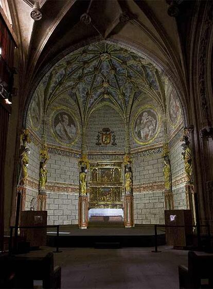 Aspecto que presenta la Capilla de Paternina del pórtico de la Catedral con la proyección digital.