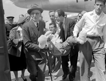 Herzog, ayudado a bajar del avión a su llegada a París tras coronar el Annapurna.