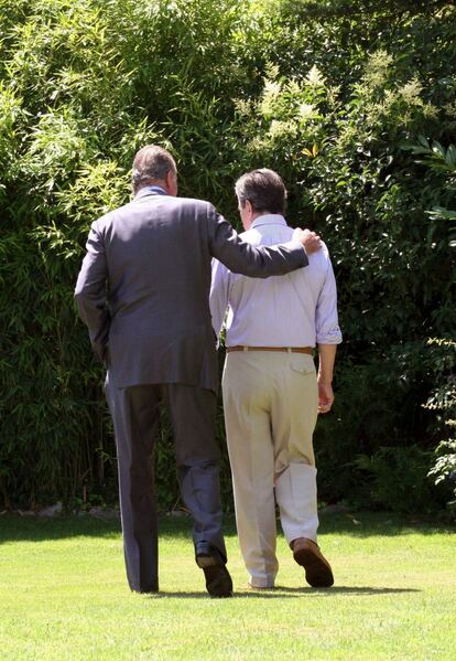 Fotografía facilitada por Adolfo Suárez Illana, tomada en Madrid el 17/07/08, del Rey Juan Carlos que pasea con Adolfo Suárez.