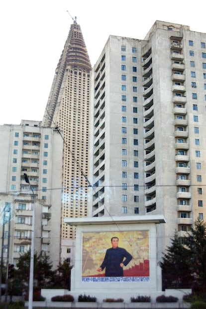 El Ryungyong Hotel en 1992. Durante 21 años permaneció como una gigantesca estructura de cemento sin recubrir.