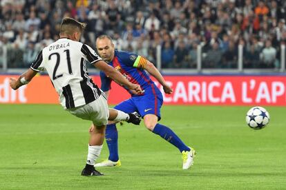 El delantero del Juventus, Paulo Dybala (i), marca el segundo gol del partido contra el Barcelona.