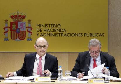 Cristóbal Montoro y Antonio Beteta, durante la última reunión con los consejeros de Hacienda.