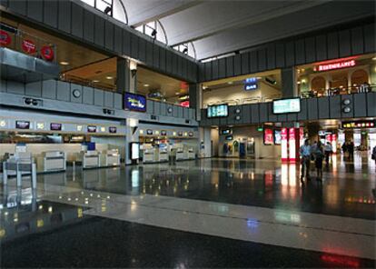La terminal del aeropuerto de Manises-Valencia quedó vacía ayer por la tarde tras su desalojo por el humo que causó un pequeño incendio.