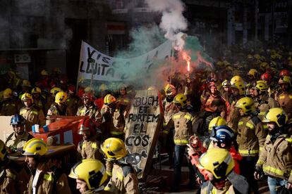 Los bomberos de Barcelona marchan con una pancarte en la que se lee "Viva la lucha de los trabajadores' y con un simulacro de ataúd, durante una protesta para demandar refuerzos de personal y recursos en el cuerpo.