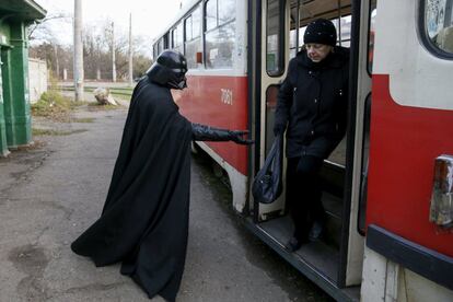 En esta imagen, Vader ayuda a una mujer a salir de un tranvía.