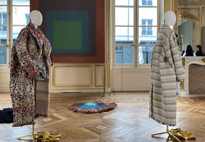 Dos conjuntos de la colección femenina de Loewe mostrados en la semana de la moda de París donde se rinde homenaje a la mezcla de tejidos y colores de la firma inspirada en el arte de los Albers.