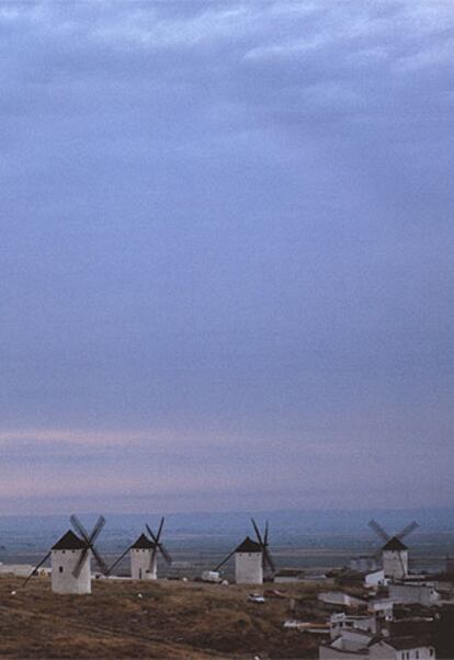 Molinos de viento en Campo de Criptana, del libro 'Territorios del Quijote' (Lunwerg), con fotografías de Navia.