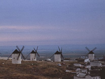 Molinos de viento en Campo de Criptana, del libro &#39;Territorios del Quijote&#39; (Lunwerg), con fotografías de Navia.