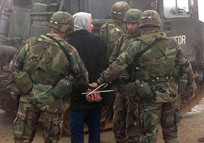 Soldados de la Kfor detienen a un albanés en 2001 cerca de la frontera entre Kosovo y Macedonia.