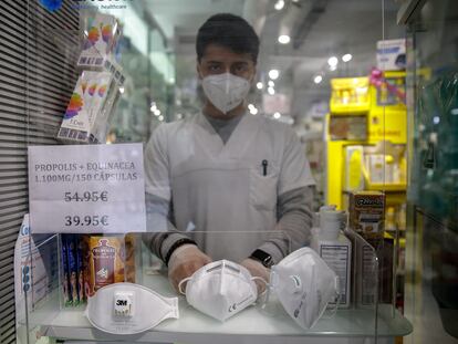 Un empleado de una farmacia muestra mascarillas FFP1 (izquierda), FFP2 (centro) y FFP3 en una farmacia en Madrid.