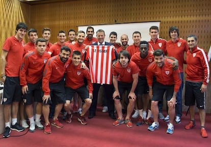 Le Tissier posa con la camiseta del Athletic junto a los jugadores del conjunto de Valverde en Bilbao