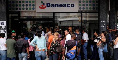 Colas frente a una sucursal de Banesco tras la intervenci&oacute;n del Gobierno venezolano. 