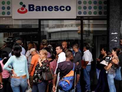 Colas frente a una sucursal de Banesco tras la intervenci&oacute;n del Gobierno venezolano. 