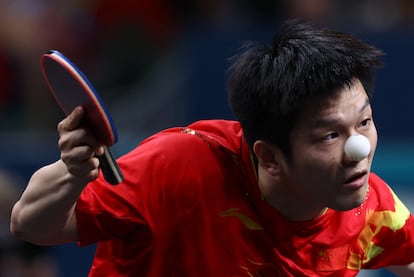 Zhendong Fan, de China, durante el partido por la medalla de oro contra Truls Moregard, de Suecia. 