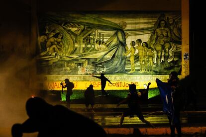 Los manifestantes chocaron con la policía bajo el mural Homenaje de la ciudad de Santiago a a la ganadora del nobel Gabriela Mistral.