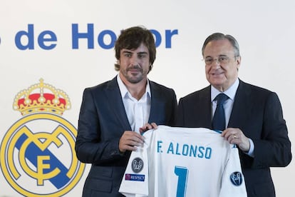 Fernando Alonso posa junto a Florentino Pérez en el palco de honor del Bernabéu.