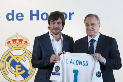 Fernando Alonso posa junto a Florentino P&eacute;rez en el palco de honor del Bernab&eacute;u. 