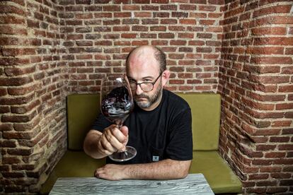 Borja Cobeaga, guionista y director de cine, el 12 de agosto en el bar Gloria Bendita de Madrid.