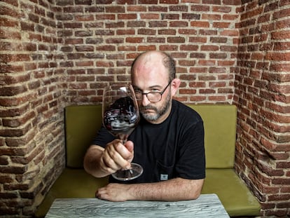 Borja Cobeaga, guionista y director de cine, el 12 de agosto en el bar Gloria Bendita de Madrid.