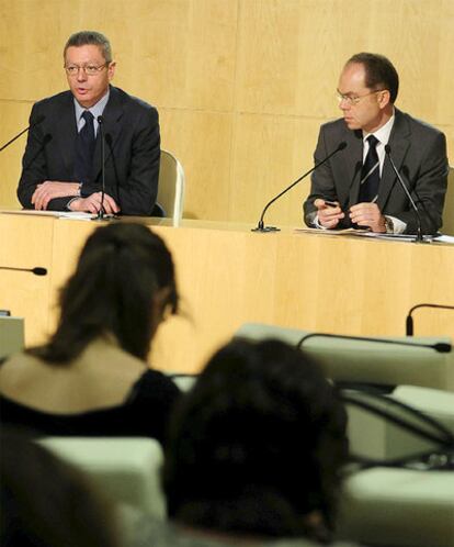 Alberto Ruiz-Gallardón, junto al delegado de Hacienda, Juan Bravo, durante la rueda de prensa.