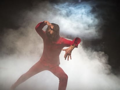 Cédric Charron executa el solo de Jan Fabre, un provocador de l'escena