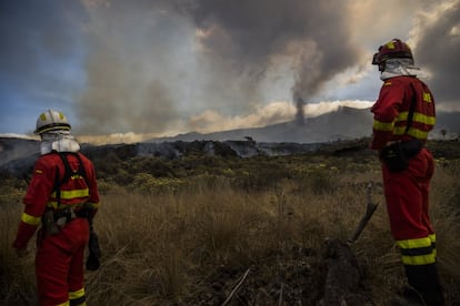 Miembros de la UME observan la erupción volcánica en la Cumbre Vieja.