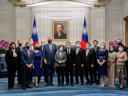 La presidenta de Taiwán, Tsai Ing-wen, en el centro de la imagen, posa con la delegación estadounidense encabezada por el gobernador de Indiana Eric Holcomb, a su izquierda, en una foto oficial taiwanesa.