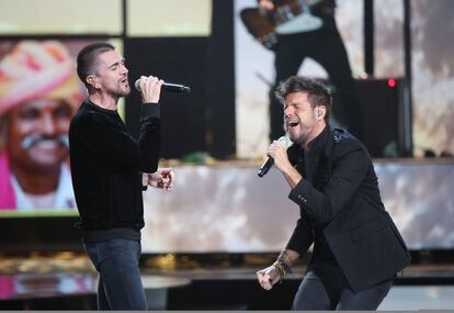 Pablo Lopez (d) y Juanes actúan durante la gala de los Grammy Latino.