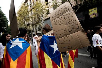 Jóvenes con una pancarta pidiendo ayuda a la Unión Europea.
