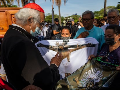 El cardenal Leopoldo Brenes bendice imágenes de Cristo durante una congregación por el Viernes Santo, en Managua, el pasado 7 de abril.