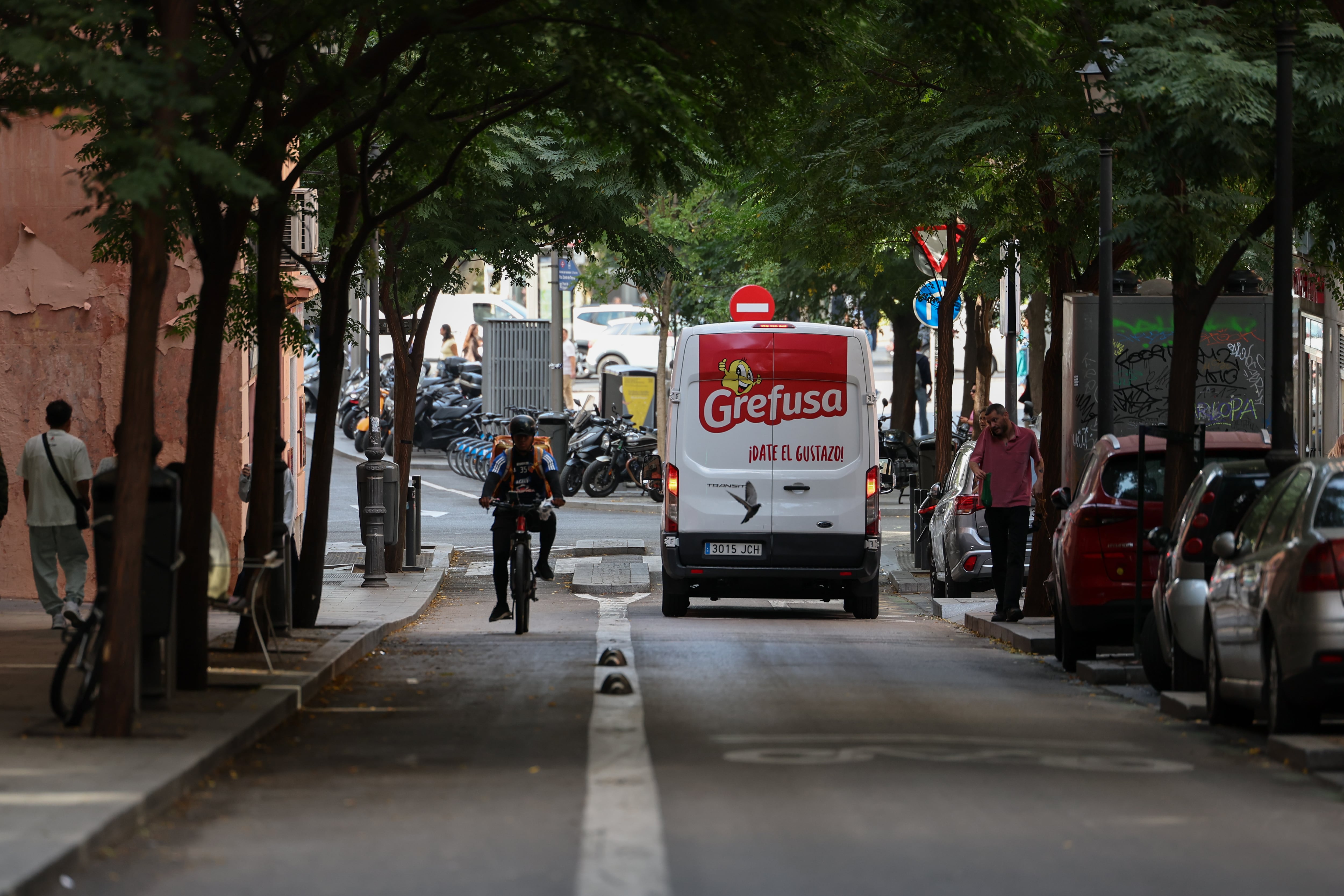 Por qué la DGT quiere dejar de ser ‘cochista’: sin semáforos en ámbar para coches si cruzan peatones y permite bicis a contrasentido