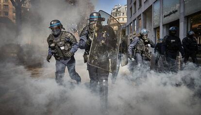 Policías antidisturbios durante las protestas en París.
